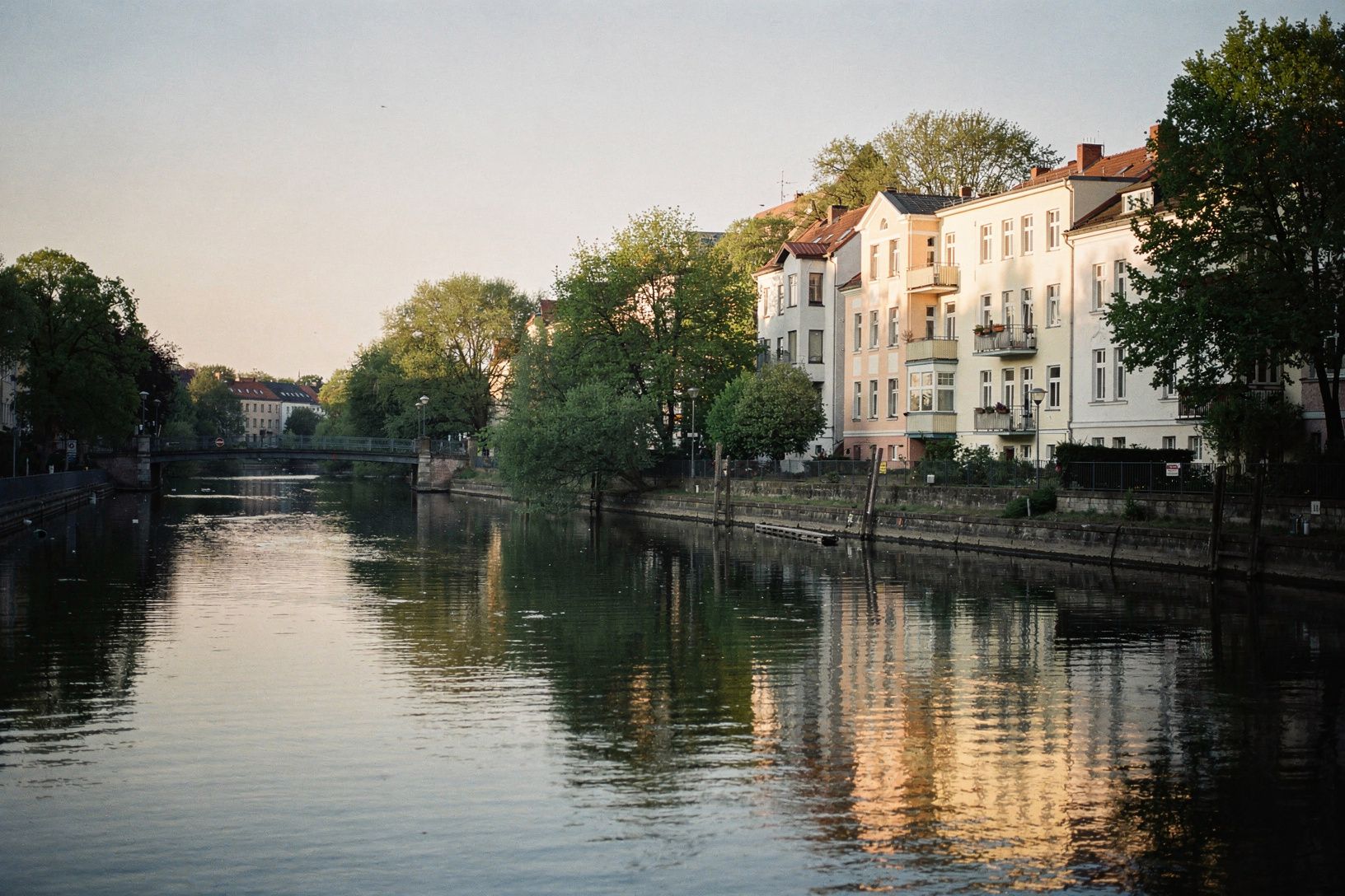 Ein ruhiger Kanal in Leipzig mit Altbauten, die sich im Wasser spiegeln.